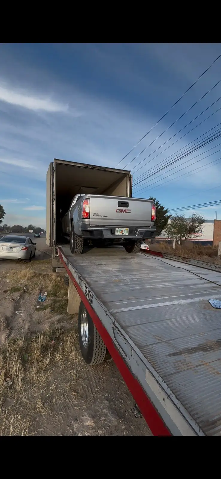 Camioneta cargando vehículo
